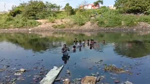 கூவத்தில் இறங்கி போராட்டம்