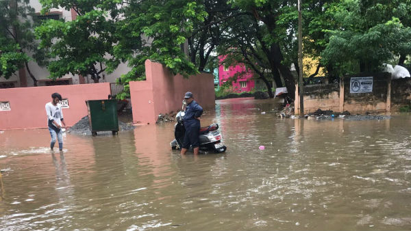 Heavy rain in trichy,water to stagnate on roads Heavy rain in trichy,water to stagnate on roads