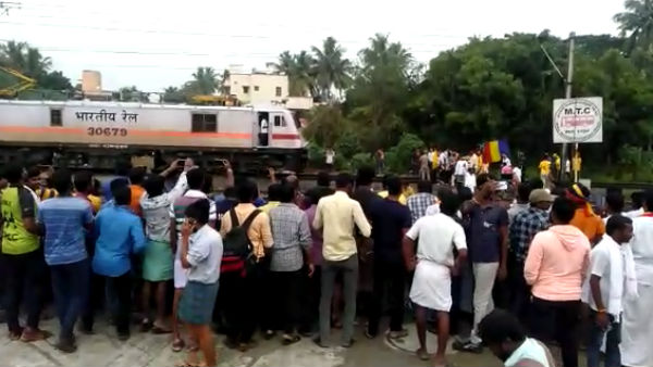 புறநகர் ரயில்கள் மறியல்