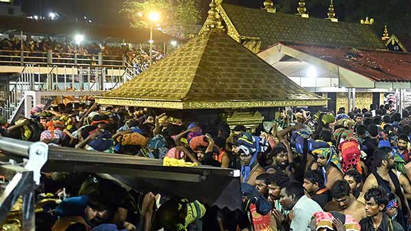 இருமுடி ஏந்தும் பக்தர்கள்