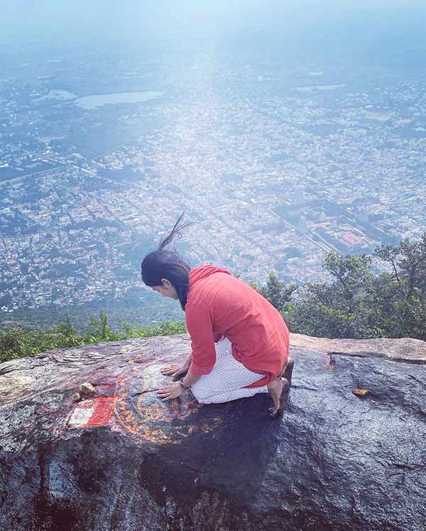 Sanchita Shetty climbs a hill in Thiruvannamalai and sees the light - viral photo Sanchita Shetty climbs a hill in Thiruvannamalai and sees the light - viral photo