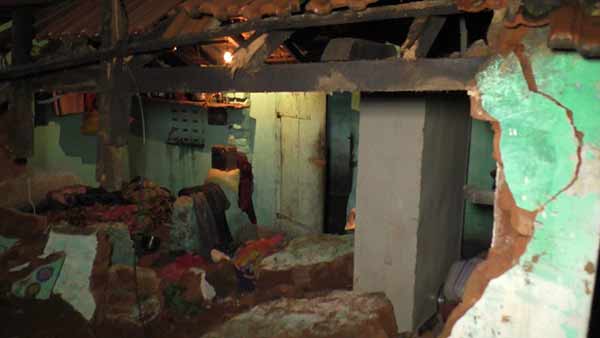 school wall collapsed due to rain near Manapparai, one died, 5 rescued school wall collapsed due to rain near Manapparai, one died, 5 rescued