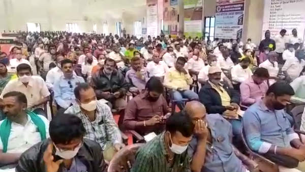 அரசு பள்ளி மாணவர்களுக்கு டேப்
