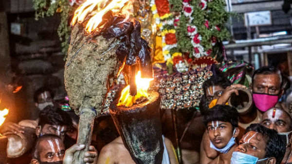 Karthigai Deepam: Worship in Srirangam by lighting the Chokappana - Devotees chanting Ranga Karthigai Deepam: Worship in Srirangam by lighting the Chokappana - Devotees chanting Ranga
