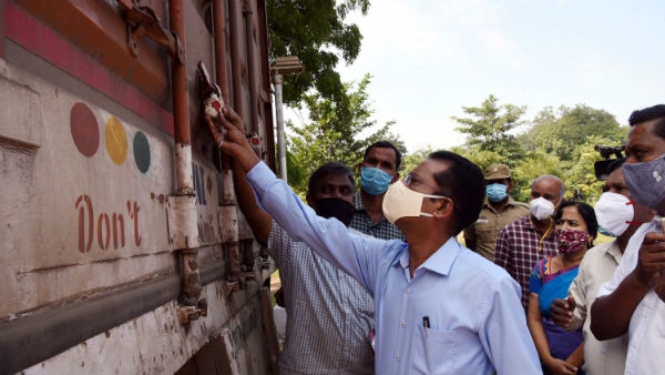 தேர்தல் அதிகாரிகள்