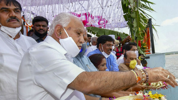 உட்கார்ந்த இடத்திலேயே அமைச்சர்