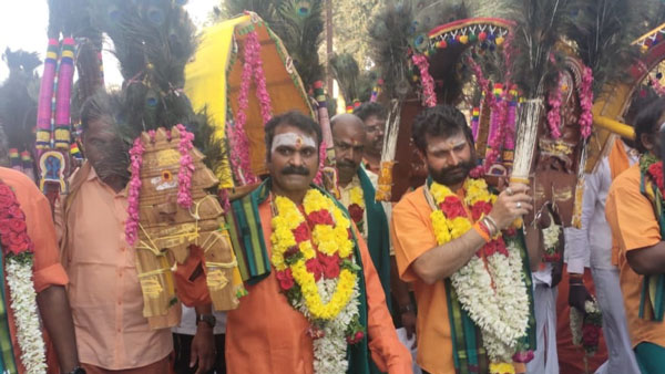 BJP leader L.Murugan takes Kavadi in Palani Murugan temple BJP leader L.Murugan takes Kavadi in Palani Murugan temple