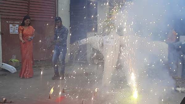 many BJP volunteers set fire to an effigy of the corona virus in In Maharashtra many BJP volunteers set fire to an effigy of the corona virus in In Maharashtra