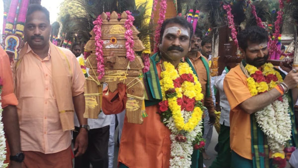 BJP leader L.Murugan takes Kavadi in Palani Murugan temple BJP leader L.Murugan takes Kavadi in Palani Murugan temple