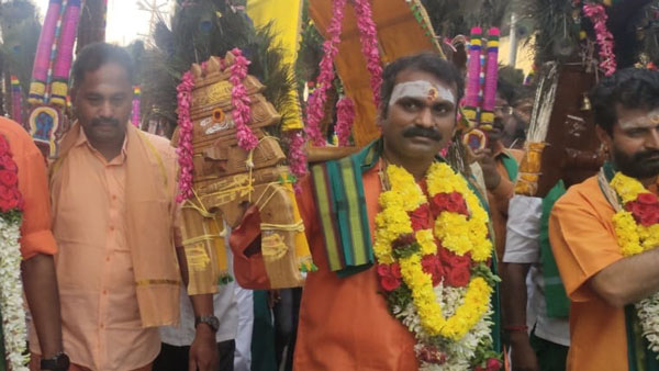 BJP leader L.Murugan takes Kavadi in Palani Murugan temple BJP leader L.Murugan takes Kavadi in Palani Murugan temple