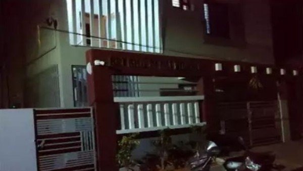 தூங்கிக் கொண்டு இருக்கிறார்கள்