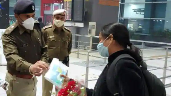 Passengers at Delhi airport welcomed with flowers, corona kit on New Year’s Eve Passengers at Delhi airport welcomed with flowers, corona kit on New Year’s Eve