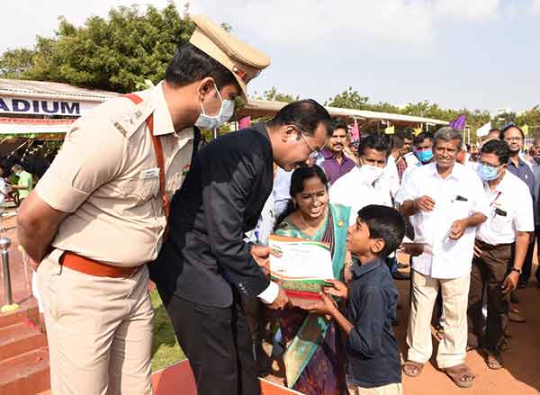 District Collector gives medal for 10 years old boy in Madurai District Collector gives medal for 10 years old boy in Madurai