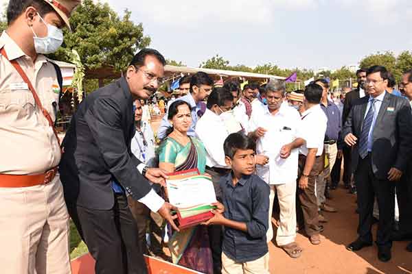 District Collector gives medal for 10 years old boy in Madurai District Collector gives medal for 10 years old boy in Madurai