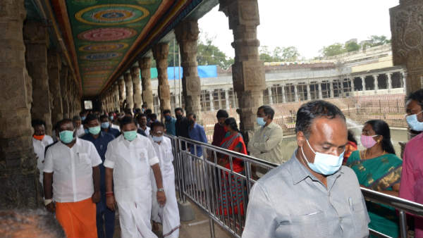 Chief Minister Edappadi Palanisamy visited Meenakshi Amman Temple in Madurai Chief Minister Edappadi Palanisamy visited Meenakshi Amman Temple in Madurai