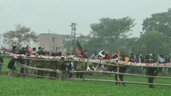 Haryana CM Khattars kisan mahapanchayat: Police uses tear gas to stop farmers Haryana CM Khattars kisan mahapanchayat: Police uses tear gas to stop farmers