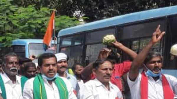 தேசியக்கொடியுடன் பேரணி