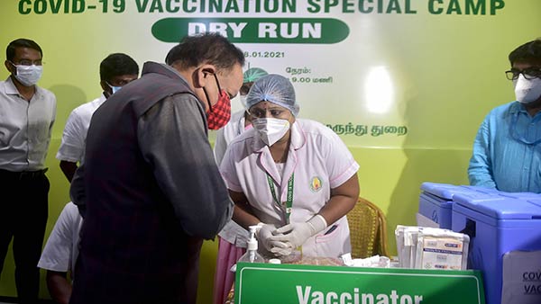 தடுப்பூசி எடுத்துக்கொள்ளும் பிரதமர்
