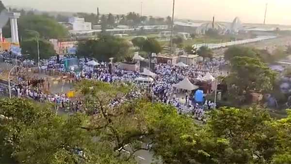 எங்கு பார்த்தாலும் மனித தலைகள்