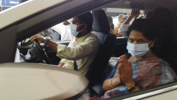 DMK MP Kanimozhi stopped by Police near Pollachi DMK MP Kanimozhi stopped by Police near Pollachi