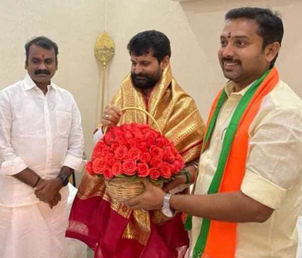 Karur ADMKs VV Senthilnathan joins BJP Karur ADMKs VV Senthilnathan joins BJP
