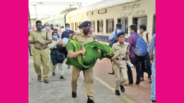 RPF officers timely intervention saves woman in Kerala, viral video RPF officers timely intervention saves woman in Kerala, viral video