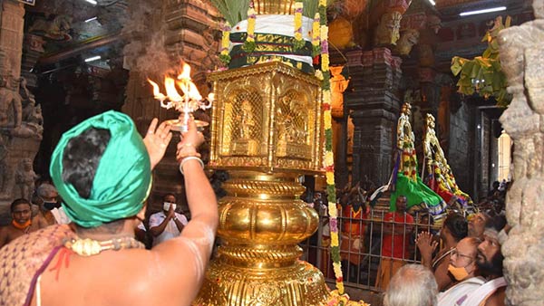 Madurai Meenakshi Amman Thai poosam Theppam festival begins with flag hoisting Madurai Meenakshi Amman Thai poosam Theppam festival begins with flag hoisting