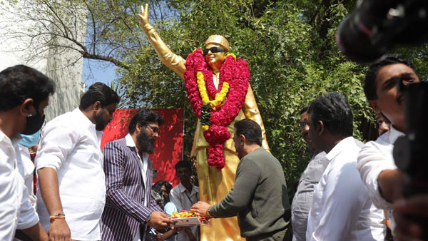Kamal Haasan pays tribute to MGR statue in Ramapuram Kamal Haasan pays tribute to MGR statue in Ramapuram
