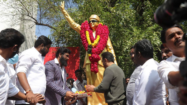 Kamal Haasan pays tribute to MGR statue in Ramapuram Kamal Haasan pays tribute to MGR statue in Ramapuram