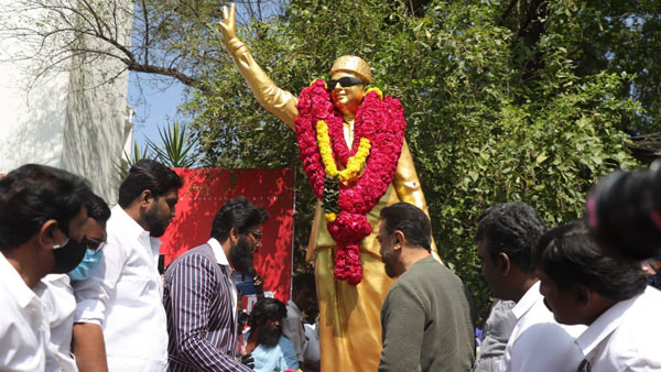 Kamal Haasan pays tribute to MGR statue in Ramapuram Kamal Haasan pays tribute to MGR statue in Ramapuram