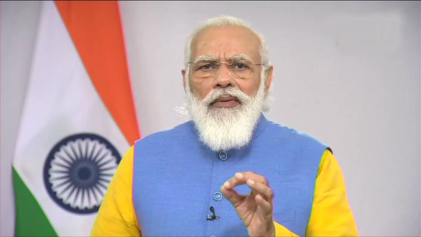 மனு அளிக்கிறார்