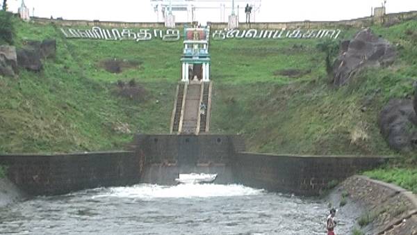 Papanasam Manimuttaru dams overflowing flood in Tamirabarani Papanasam Manimuttaru dams overflowing flood in Tamirabarani