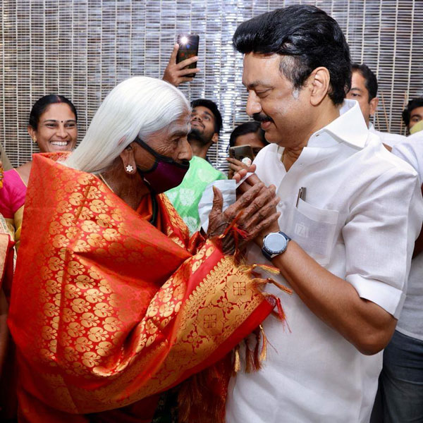 MK Stalin greets PadmaShri Pappammal MK Stalin greets PadmaShri Pappammal