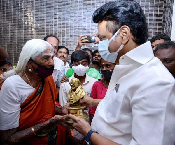 MK Stalin greets PadmaShri Pappammal MK Stalin greets PadmaShri Pappammal