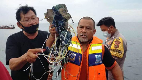 Indonesian plane Sriwijaya Boeing 737 debris found Indonesian plane Sriwijaya Boeing 737 debris found