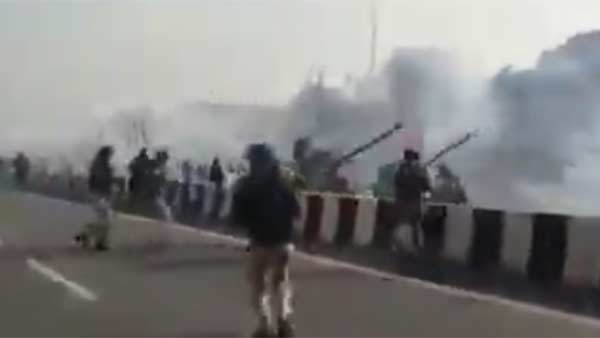 Locals at Swaroop Nagar in Delhi showered flower petals on the farmers Locals at Swaroop Nagar in Delhi showered flower petals on the farmers