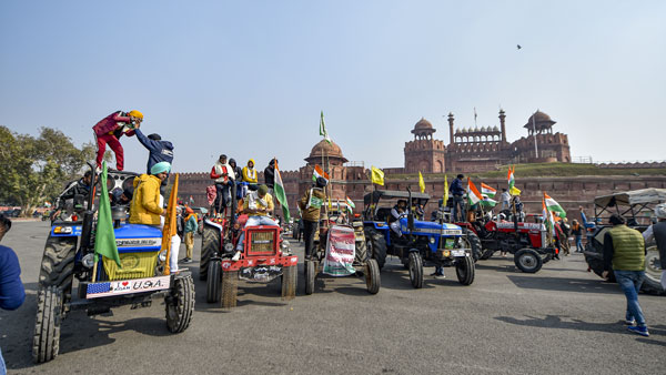 formers Protestors enter Red Fort in Delhi formers Protestors enter Red Fort in Delhi