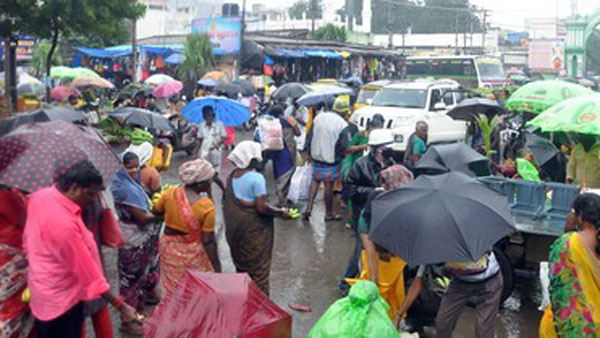 Frequent light rain in Trichy, Troubled motorists Frequent light rain in Trichy, Troubled motorists