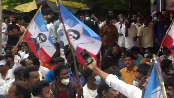 ரசிகர்களை கட்டுப்படுத்த முடியாது
