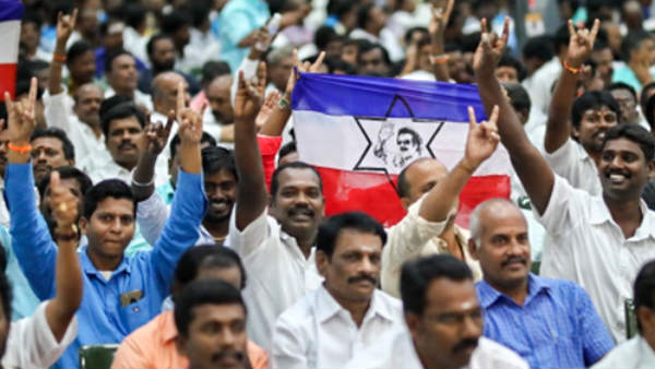 அணி வகுக்கும் ரசிகர்கள்