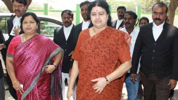 காரில் வருகிறார்