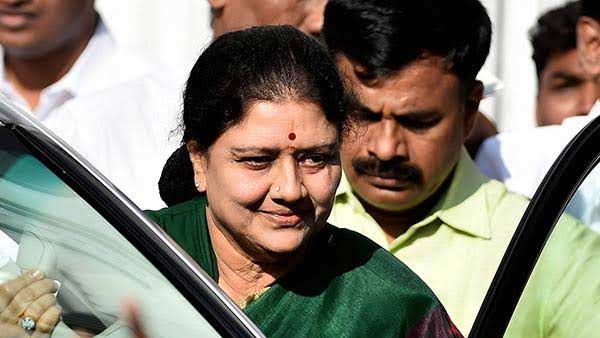 உடைந்த அதிமுக