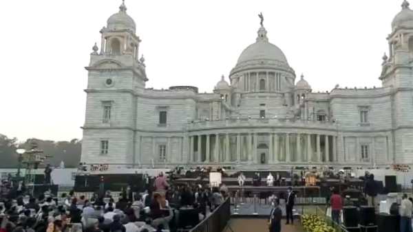 புன்முறுவலுடன் மோடி