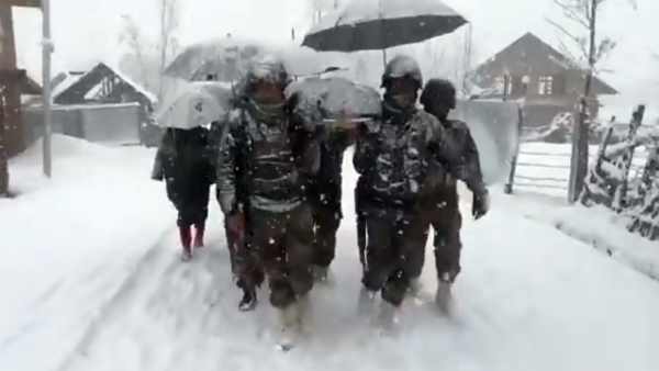 Army jawans carry woman with newborn child 6 km amid heavy snowfall Army jawans carry woman with newborn child 6 km amid heavy snowfall