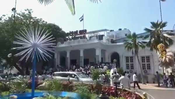 அதிருப்தி தான் காரணமா?