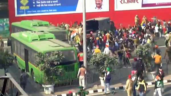 Protesters break barricade, attack police personnel in Delhi Protesters break barricade, attack police personnel in Delhi