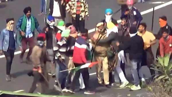 Delhi Police personnel rescued by protesters when attempted to assault him Delhi Police personnel rescued by protesters when attempted to assault him