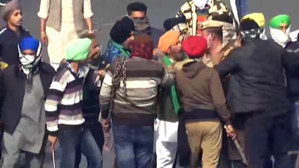 Delhi Police personnel rescued by protesters when attempted to assault him Delhi Police personnel rescued by protesters when attempted to assault him