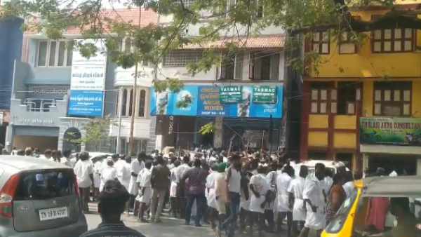 AIADMK Cadres throng Chennai TASMAC Shops after Jayalalithaa memorial unveiled AIADMK Cadres throng Chennai TASMAC Shops after Jayalalithaa memorial unveiled