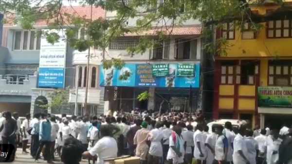 AIADMK Cadres throng Chennai TASMAC Shops after Jayalalithaa memorial unveiled AIADMK Cadres throng Chennai TASMAC Shops after Jayalalithaa memorial unveiled